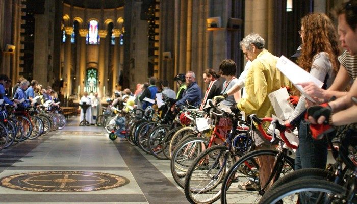 Vor riesiger Five-Boro Radtour – Hunderte Fahrräder in New Yorks größter Kirche gesegnet