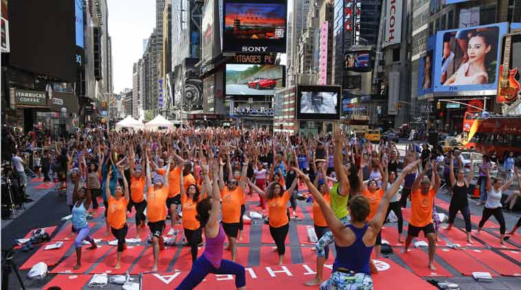 Zur Feier der Sommersonnenwende – Massen-Yoga mitten auf dem Times Square