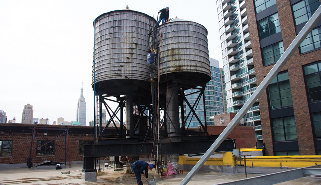 Weshalb gibt es die riesigen Wassertanks auf den Dächern New Yorks?