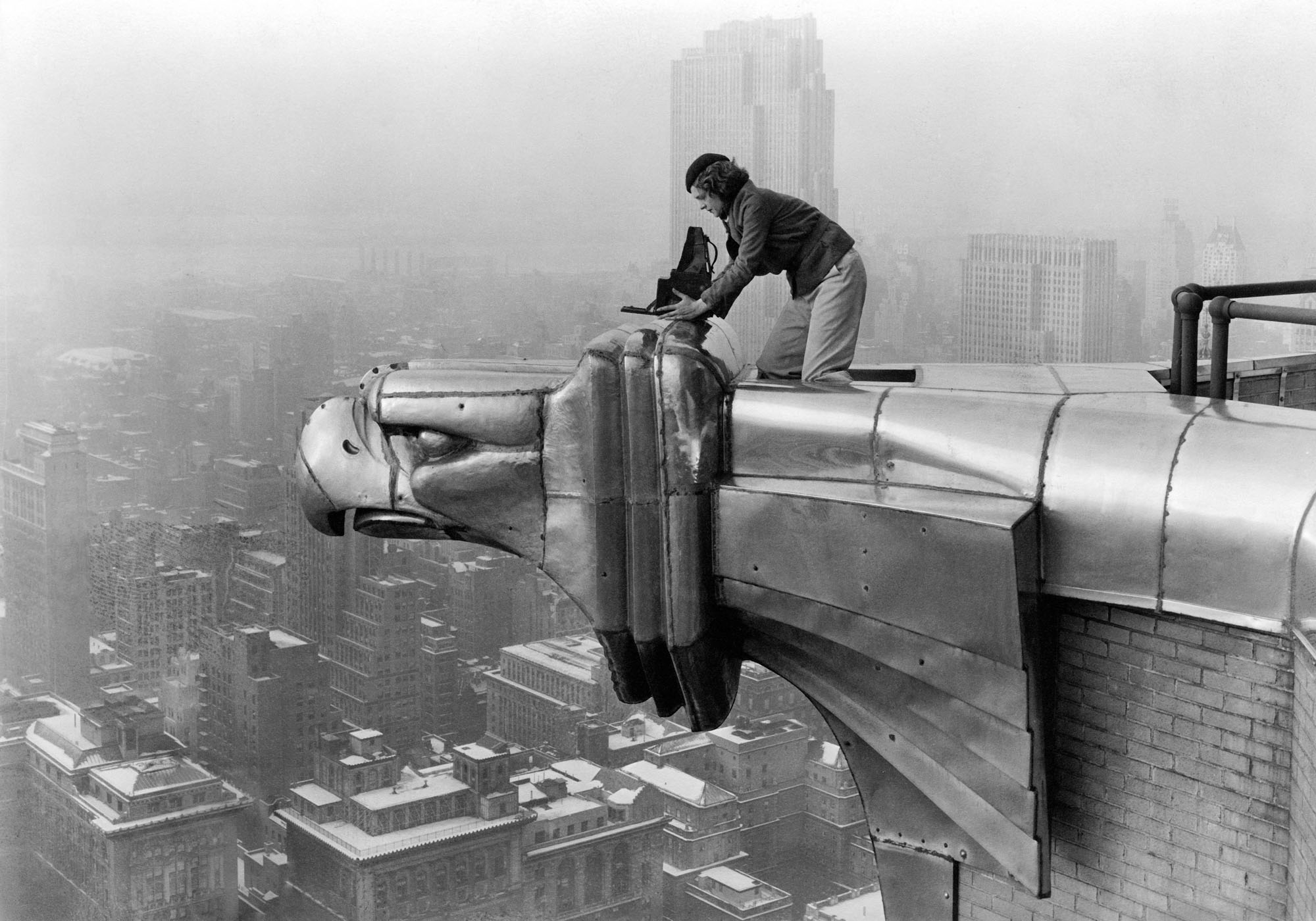 Legendäre Fotojournalistin Margaret Bourke-White stellt ihre Kamera auf dem Chrysler Building auf