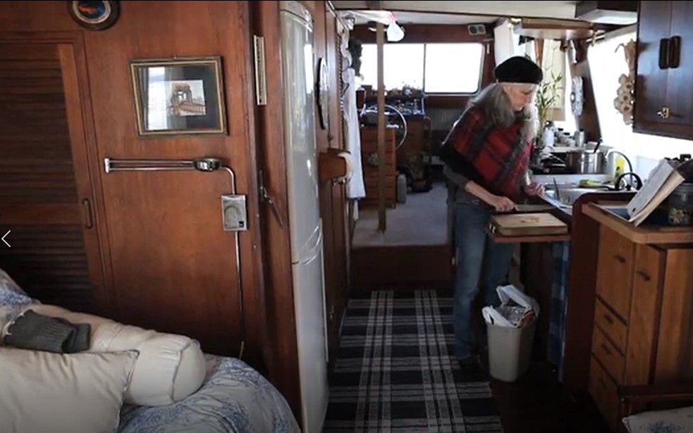 Malerin Frances Gaffney lebt auf einem Hausboot an einem Pier in Manhattan