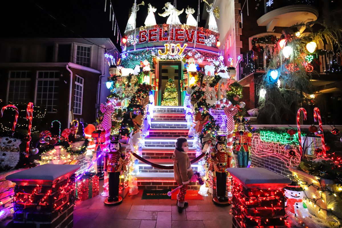 Videogruß zum Fest aus Dycker Heights dem Viertel mit der krass-schönsten Weihnachtsdeko in ganz New York