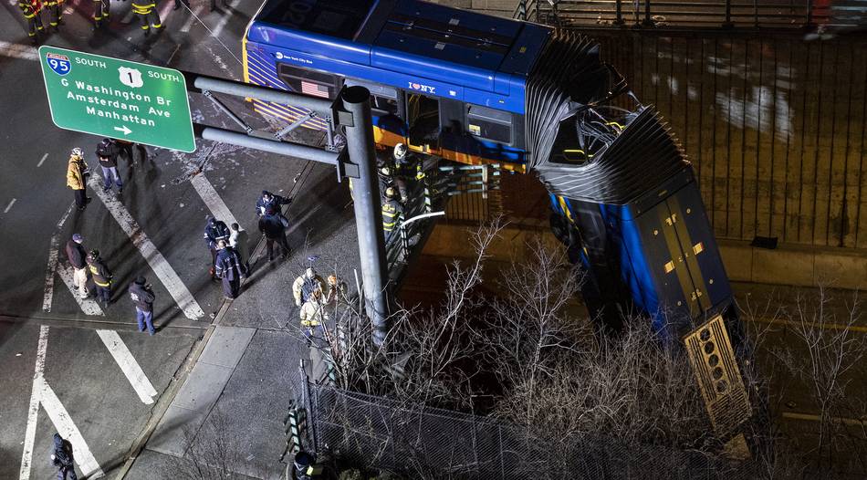 Spektakulärer Unfall – Gelenkbus hängt halb von Brücke in der Bronx