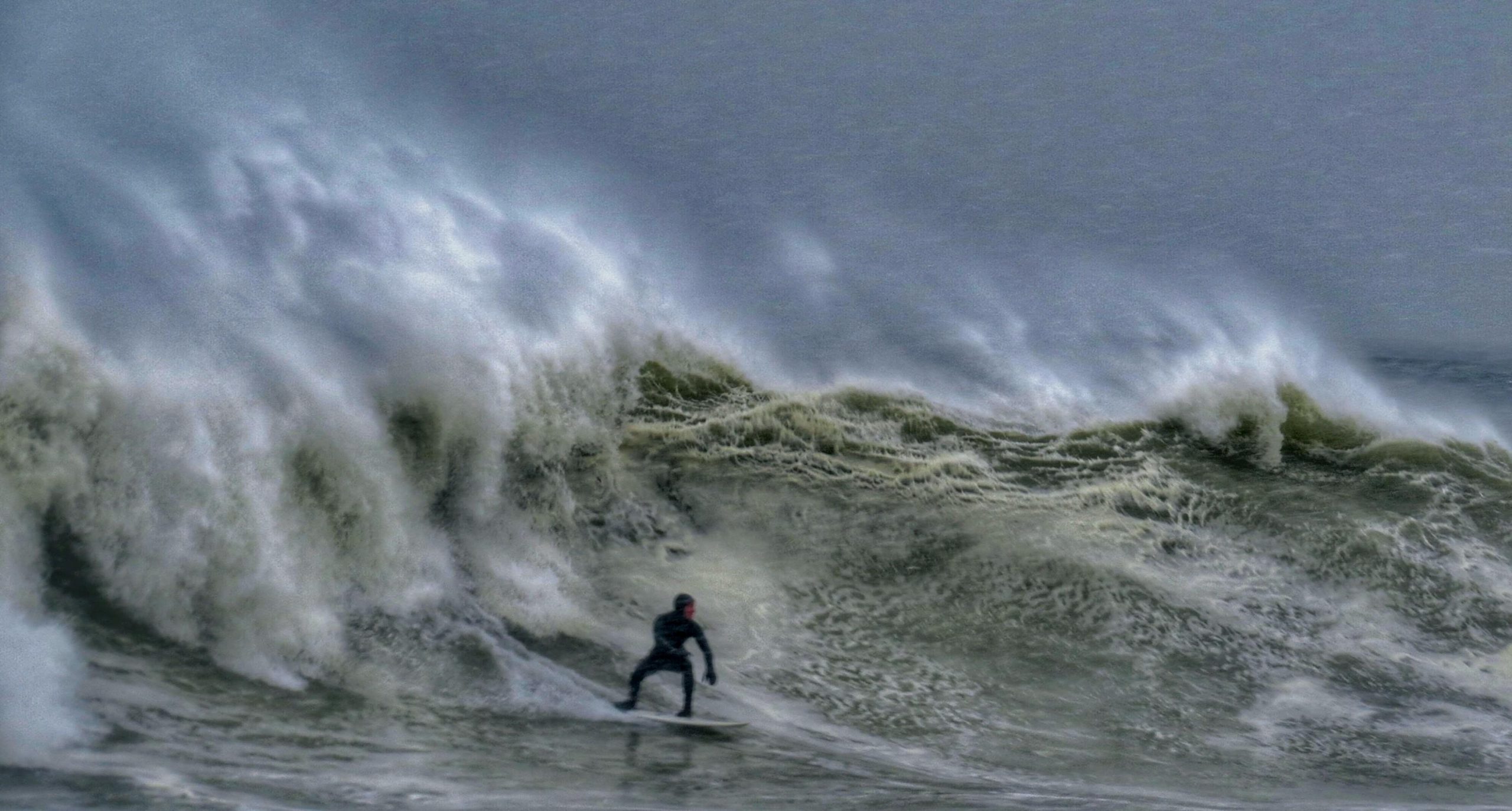 Sturm bringt Wellen von bis zu 2 Meter an den Atlantik  – Surfer kommen bei Temperaturen um den Gefrierpunkt zum Rockaway Beach