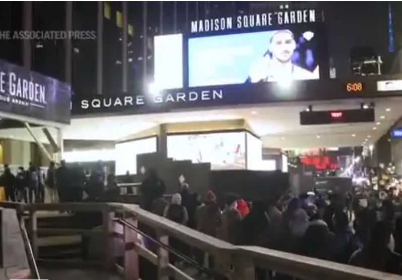 Fans glücklich – nach fast einem Jahr wieder Basketball mit Zuschauern im Madison Square Garden