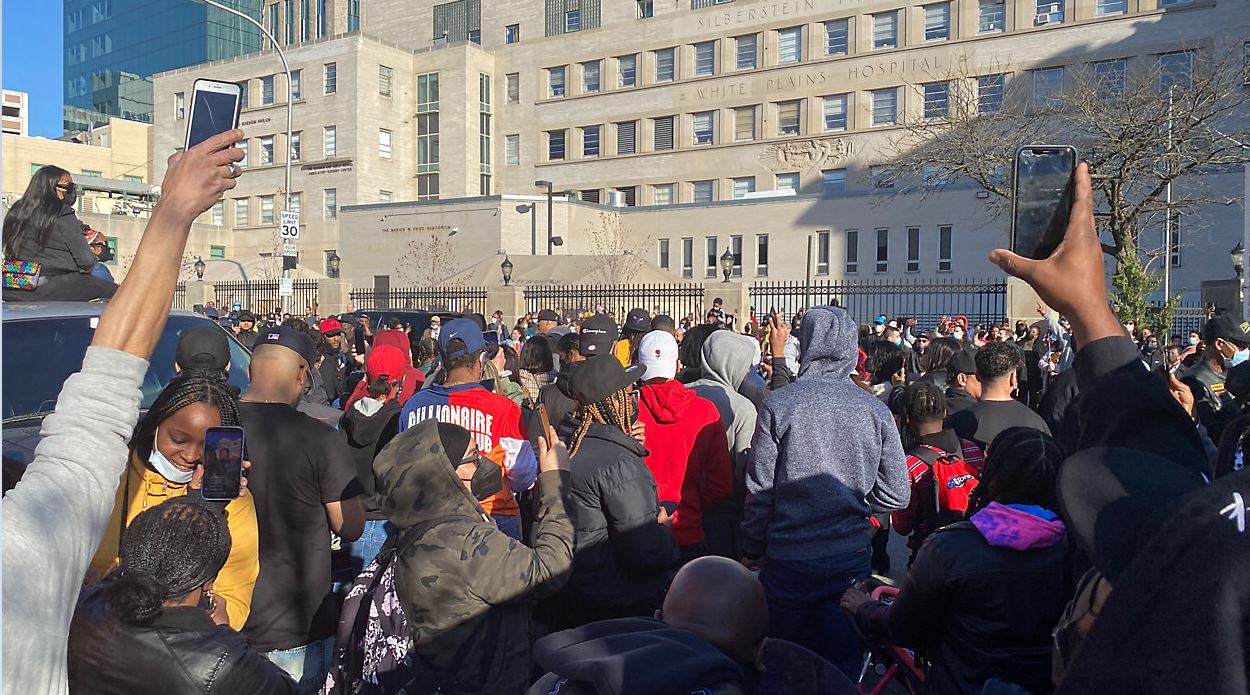 Tausende Menschen versammeln sich vor Krankenhaus, um Rapper DMX beizustehen, der im Koma liegt