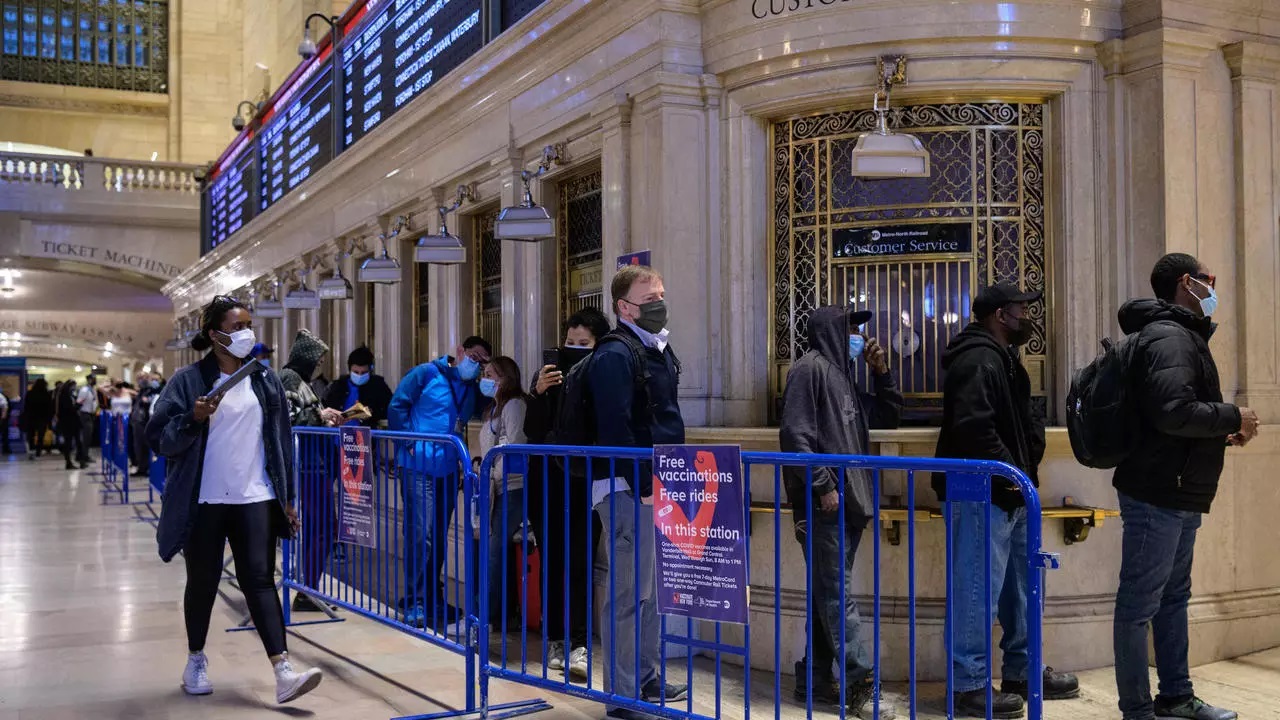 New Yorker können sich jetzt ohne Termin an U-Bahn-Stationen impfen lassen und bekommen Siebes Tageskarte als Prämie