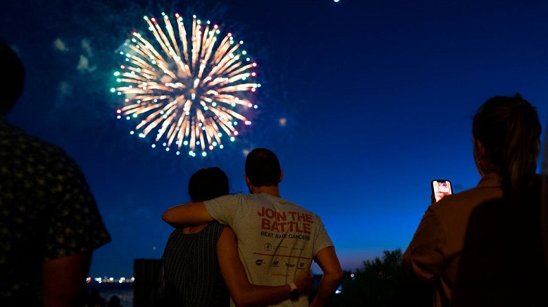 70% geimpft – fast alle Beschränkungen aufgehoben – Stadt feiert mit Feuerwerk und festlicher Beleuchtung ikonischer Bauwerke