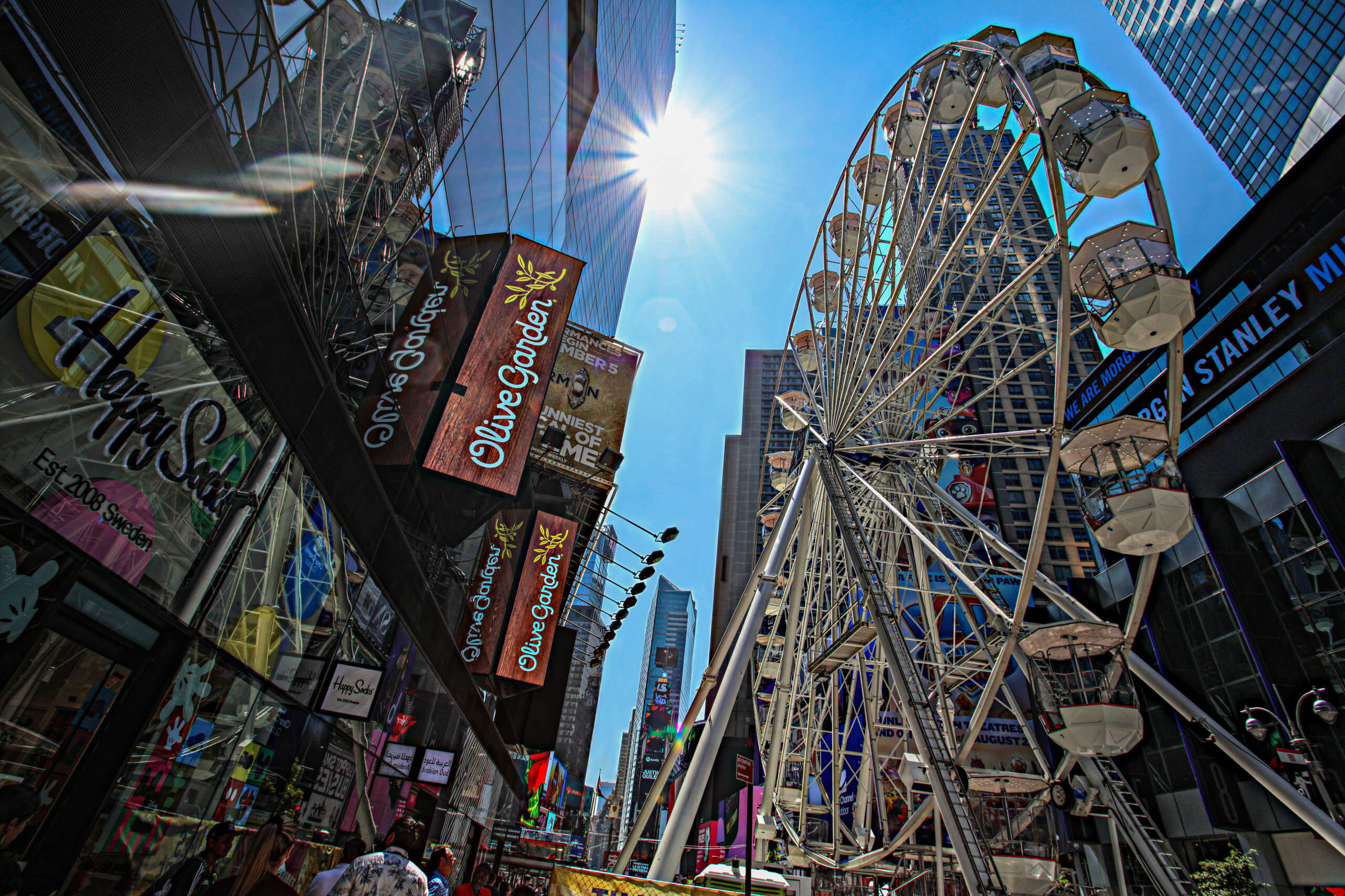 33 Meter hohes Riesenrad wird für drei Wochen auf dem Times Square aufgestellt