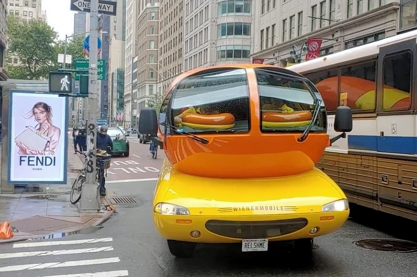 Video – Das Oscar Meyer Wienermobile fährt gestern durch Manhattan (0:26)