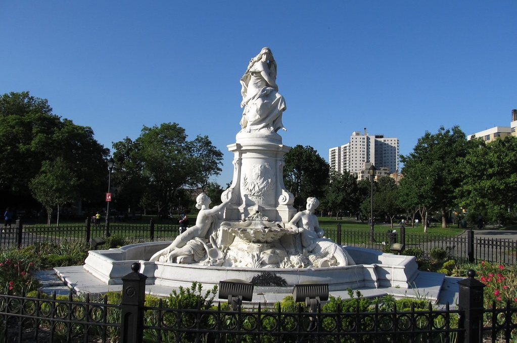Deutsche Einwanderer ließen sie 1893 bauen – in der South Bronx steht eine Statue von Heinrich Heine