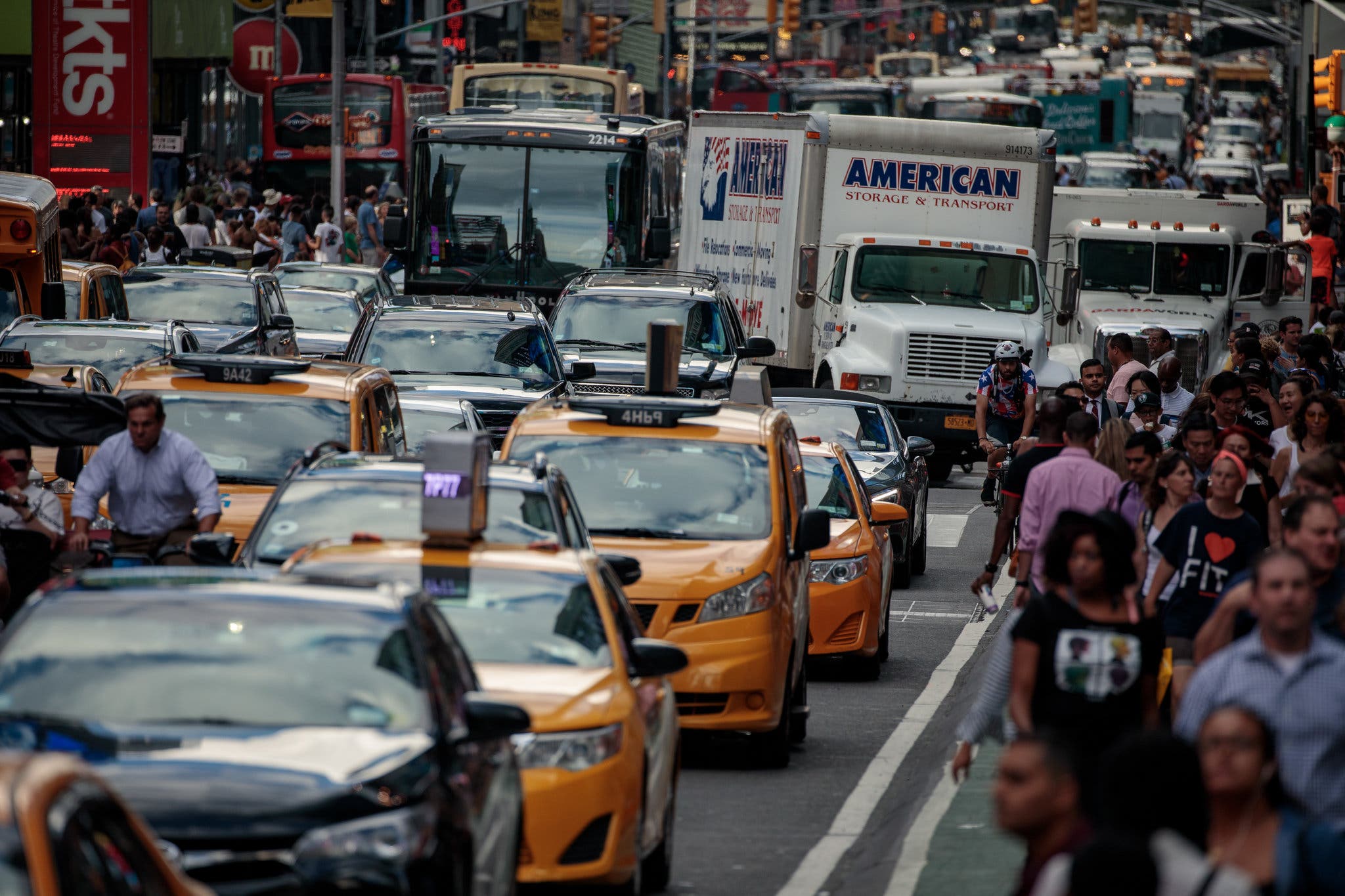 New York und das Auto – wie ist es wirklich mit Verkehr, Parken und TÜV? Wie viele Leute haben überhaupt einen eigenen Wagen?