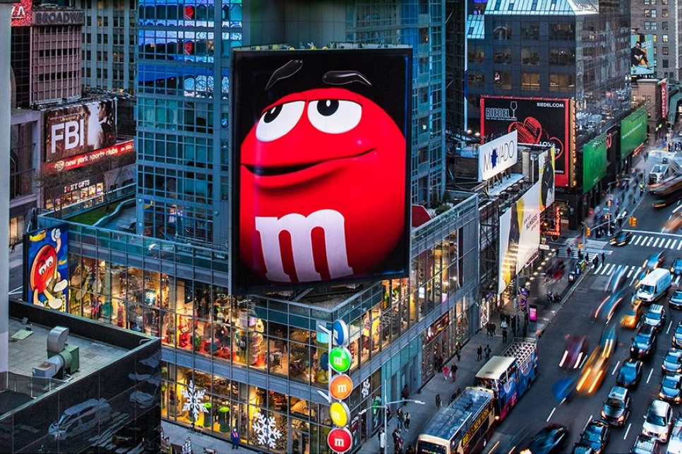 Deutsch-amerikanische Immobilienfirma kauft Gebäude am Times Square, das viele New York Besucher als Zuhause der M&M’s World kennen, für 190 Mio. USD