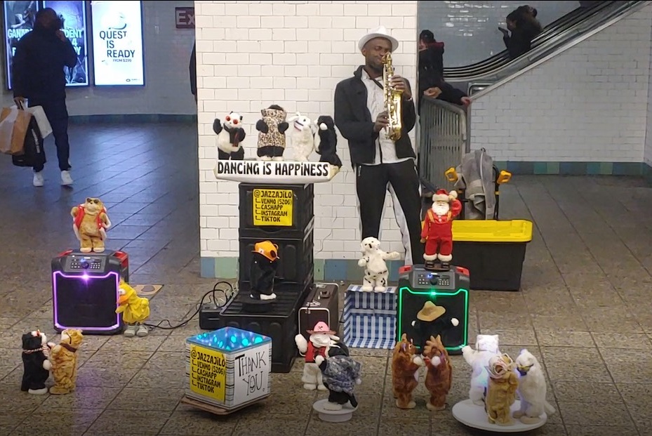 Gestern Abend an der U-Bahn Station Times Square – Weihnachtsgrüße im New York Style