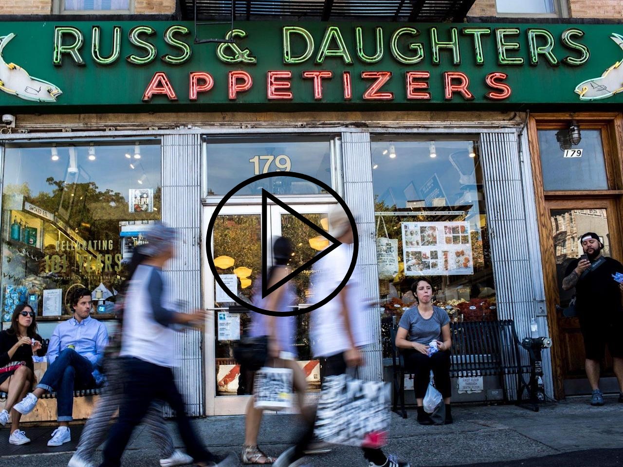 Video – Gewaltige Schlange heute morgen bei Russ & Daughters, dem Kultshop für Bagels, geräucherten Fisch und anderen Spezialitäten der jüdischen Küche in NY (0:41)