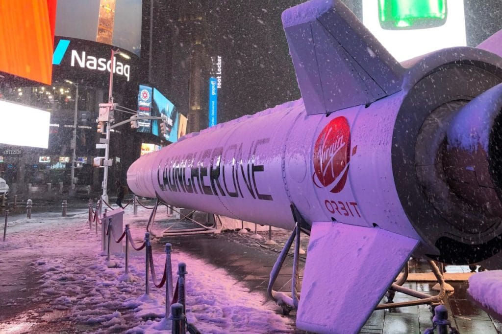 Eine 22 Meter lange Weltraumrakete landete am Freitag auf dem Times Square