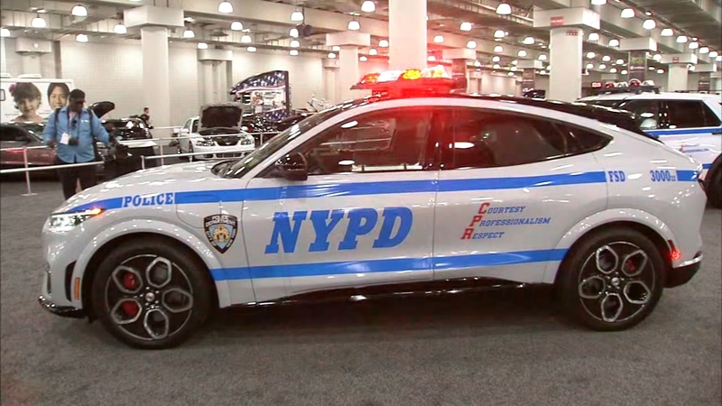 Auf der New York International Auto Show – NYPD stellt erstes Polizei E-Auto vor – einen schnittigen Mustang GT