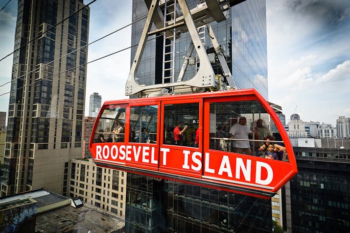 Die 75 m hoch schwebende Roosevelt Island Tramway verbindet die Insel im East River mit Manhattan