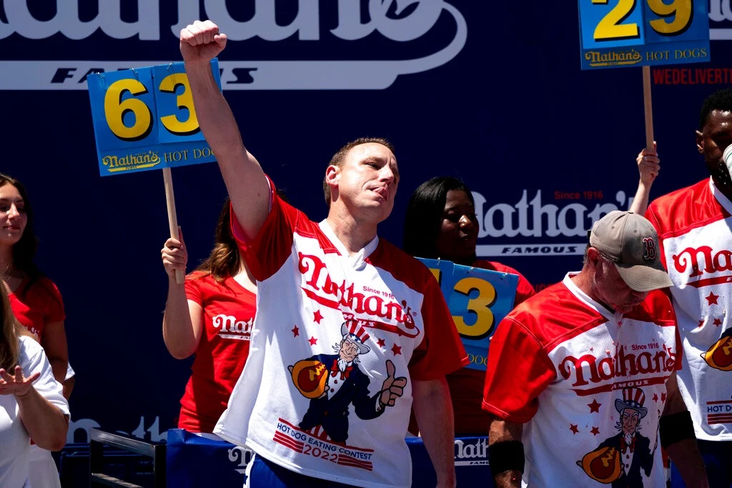 63 Hot Dogs in 10 Minuten – Titelverteidiger Joey Chestnut gewann das traditionelle ‘4th of July’ Hot Dog Wettfressen auf Coney Island – Tierschützer springt auf Bühne (mit Video)