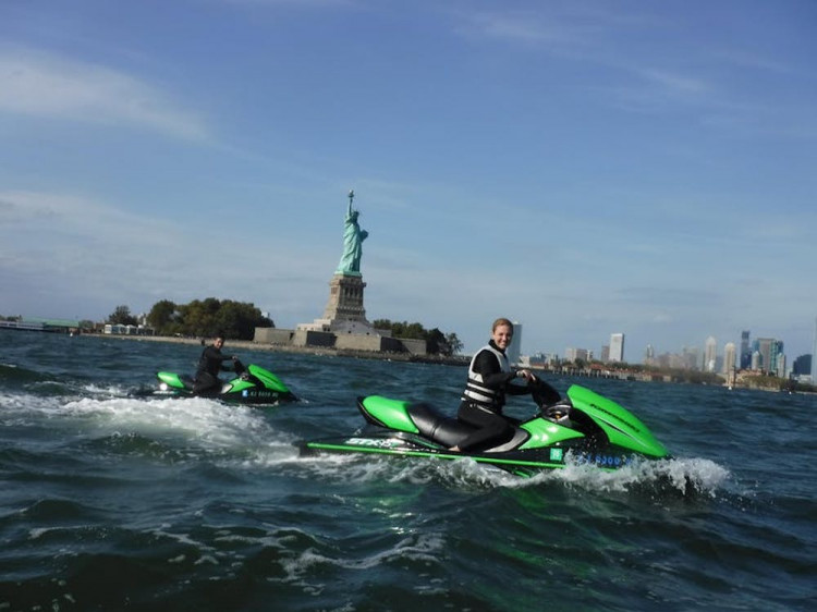 Kajaken, Surfen und Jet Ski fahren – auch das geht in New York! Wir zeigen wo.