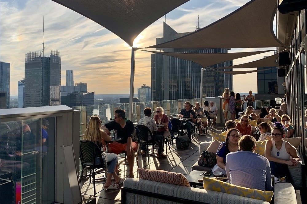 Auf einer Dachterrasse einen Drink mit Blick über New York genießen – hier eine aktuelle Auswahl traumhafter Rooftop Bars