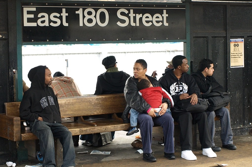 U-Bahn Räuber erleidet auf Flucht vor Polizei tödlichen Stromschlag an einer Station in der Bronx