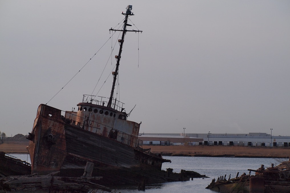 Auf diesem Schiffsfriedhof liegen hunderte nautische Ruinen, die einst stolz zur See fuhren