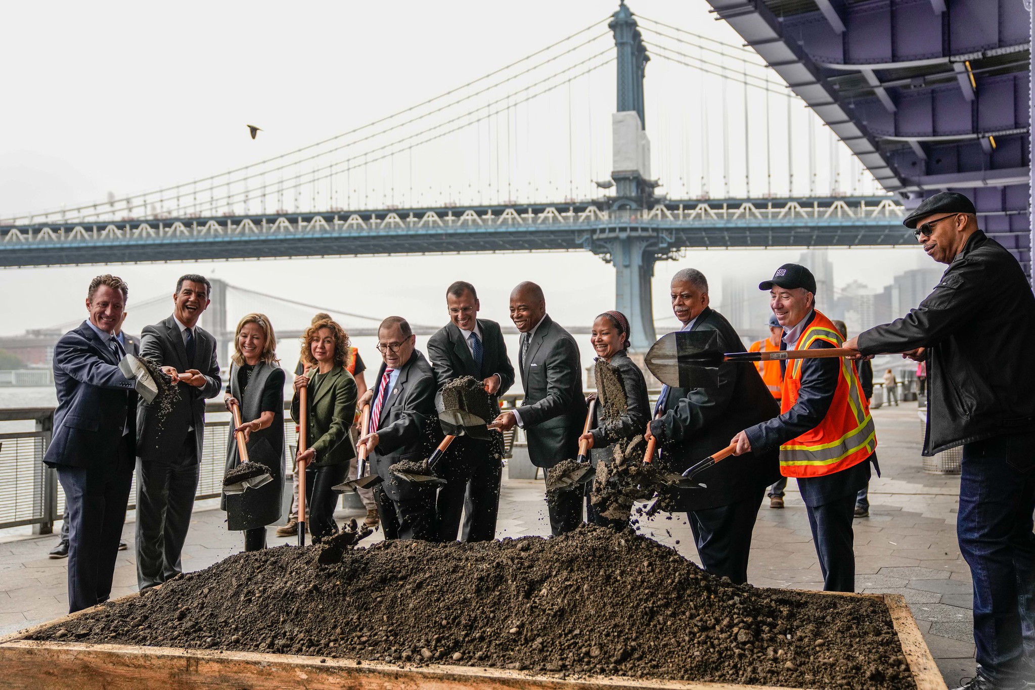 10 Jahre nach dem verheerenden Supersturm Sandy – Bürgermeister Adams legt Grundstein für ein 522 Mio. USD Projekt, das Manhattan vor Überflutungen schützen soll