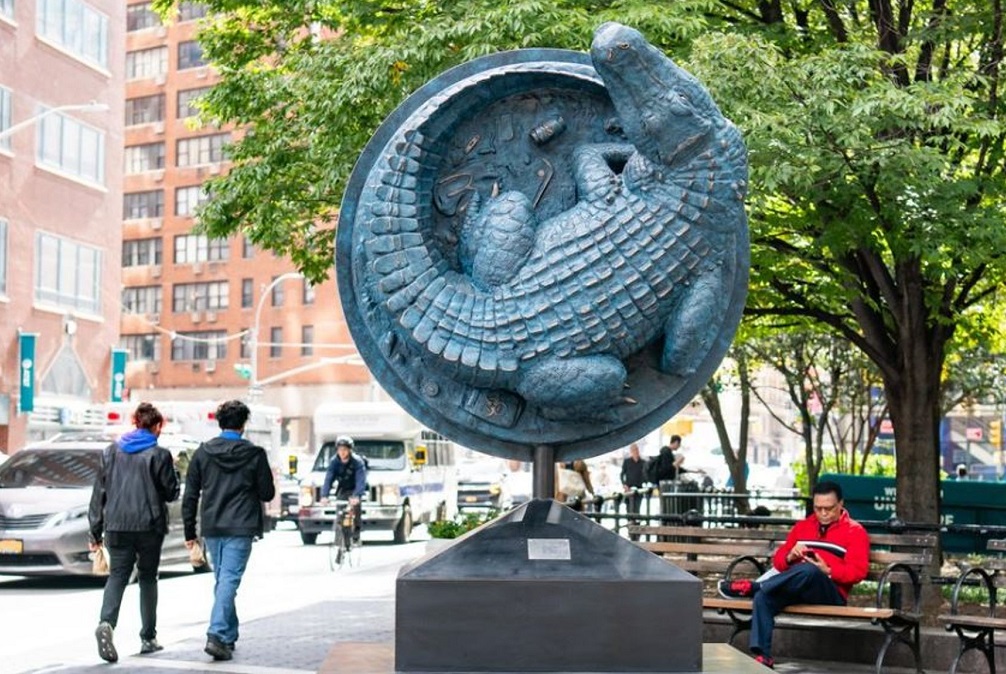 Die Großstadtlegende von den Alligatoren in der Kanalisation mit Skulptur gefeiert