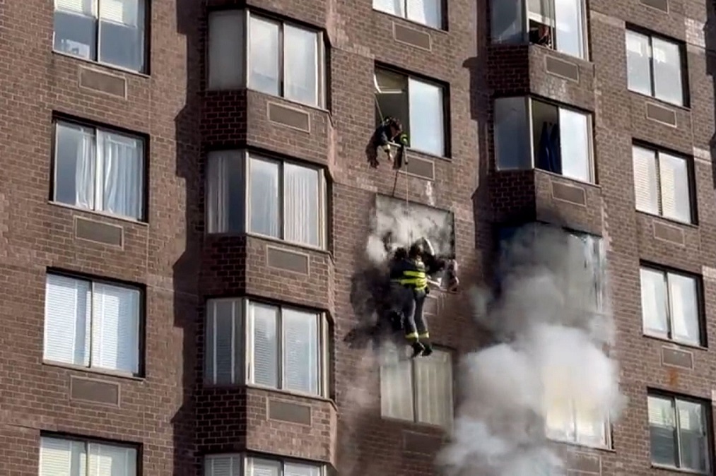 Akku von E-Fahrrad verursacht Großbrand in Wohnhaus in Manhattan – Feuerwehr führt spektakuläre Rettung durch