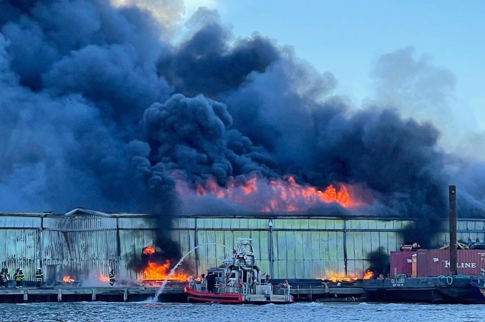 Großbrand in Lagerhaus, wo New Yorker Polizei Beweismittel aufbewahrt – Löschung nur vom Wasser aus möglich