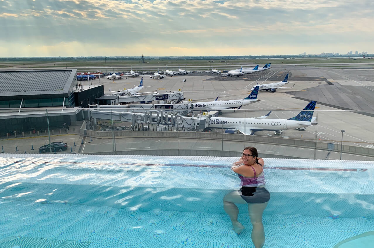 Schwimmen im Luxuspool an einer Runway des JFK Aiports