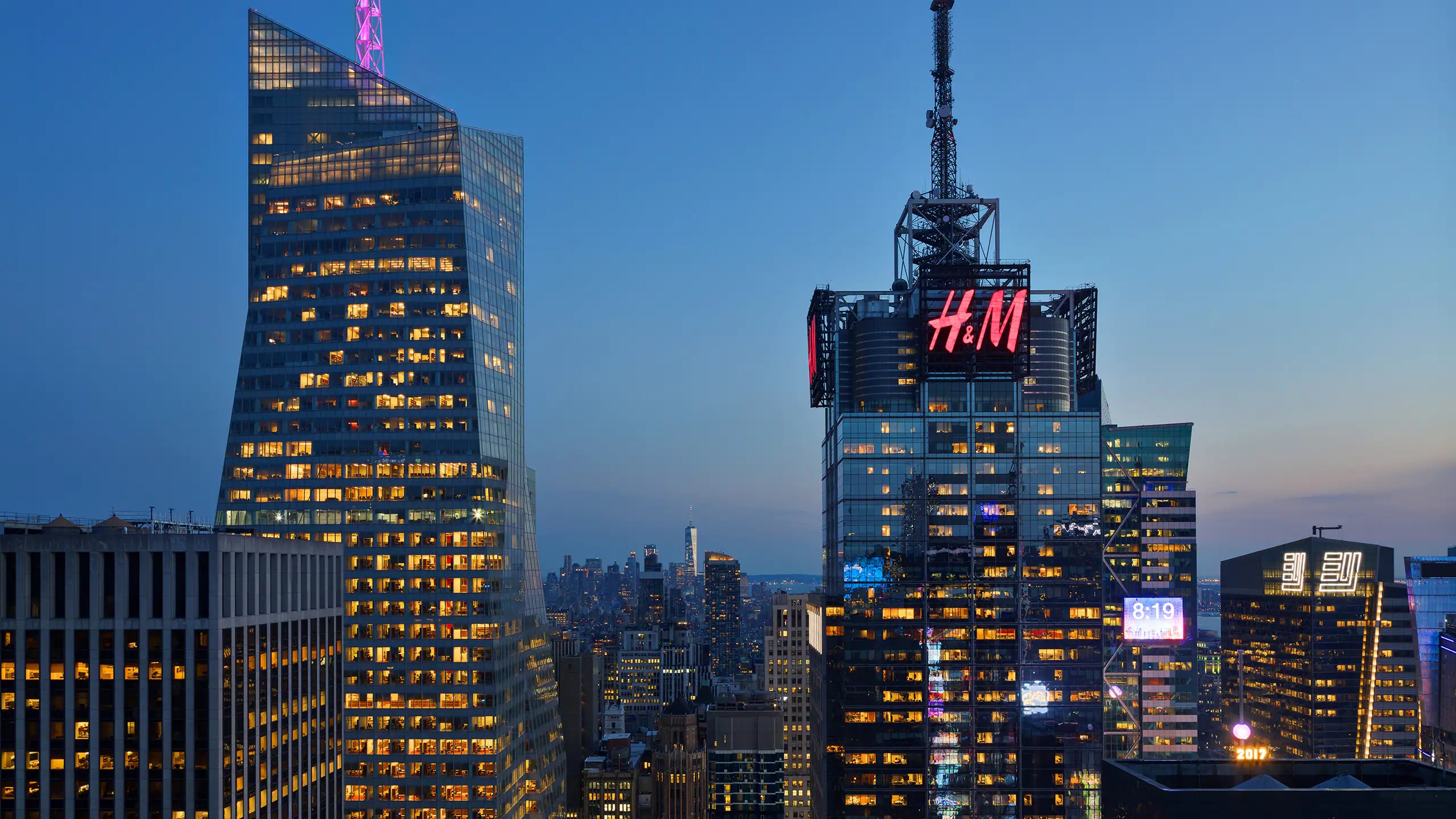 Tage, nachdem er Scheidung einreichte – Investmentbanker springt von Dachterrassenbar am Times Square in den Tod