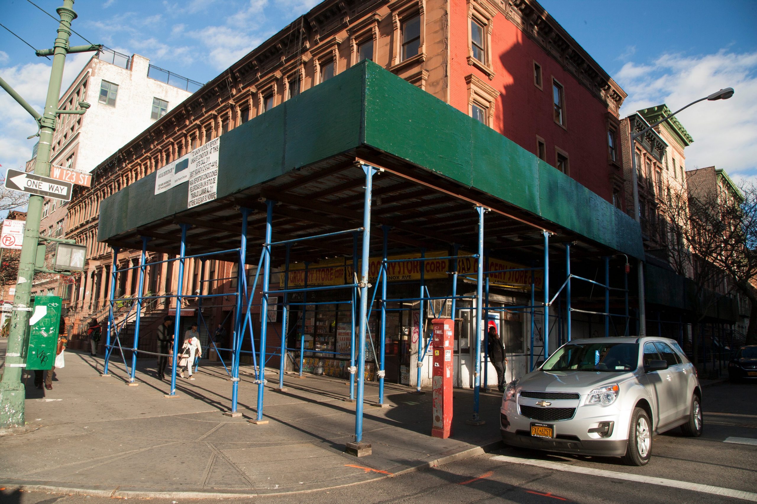 Sidewalk Sheds – Warum stehen tausende dieser Aufbauten vor Gebäuden in New York?