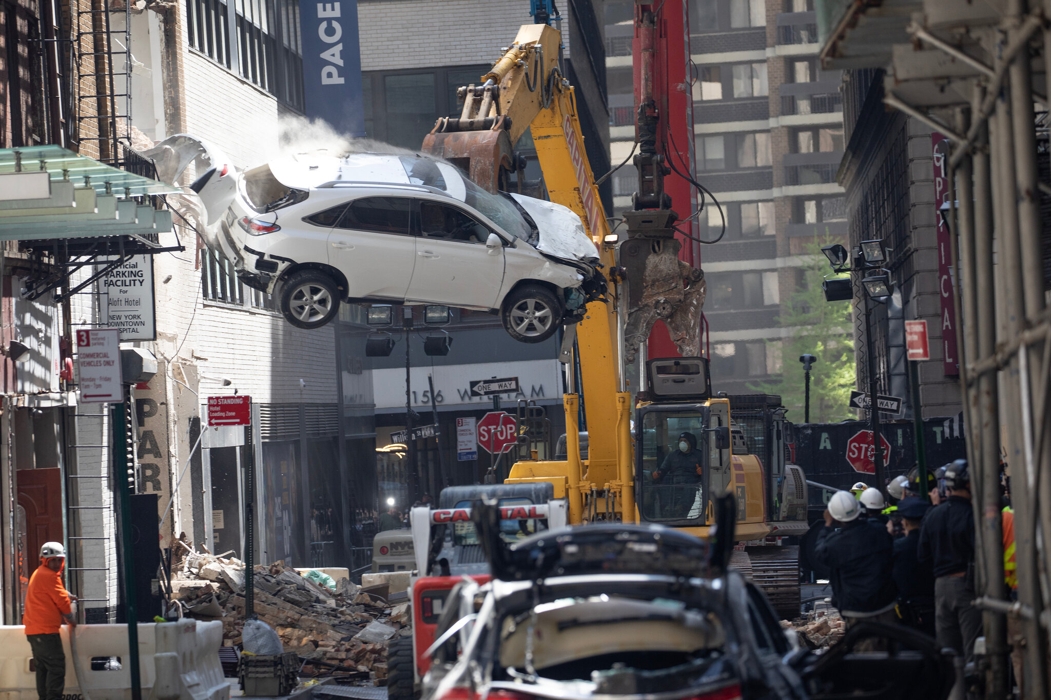 Fünfstöckiges Parkhaus im Financial District in Manhattan stürzt völlig