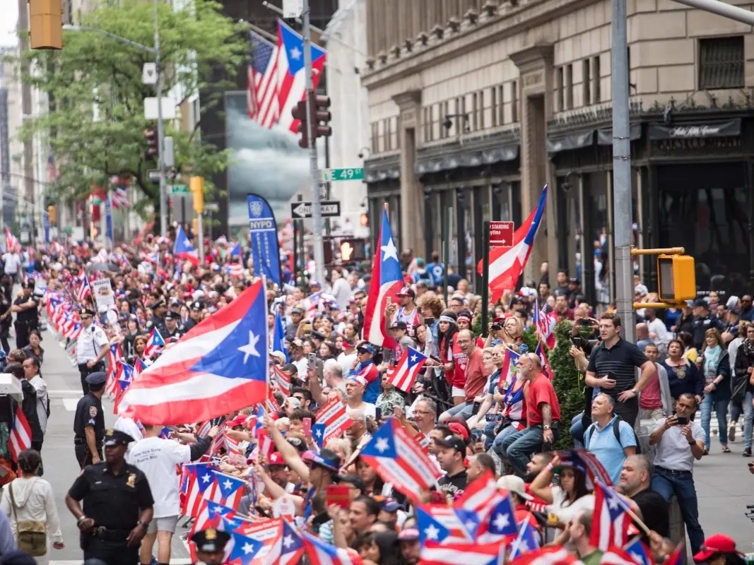 Am Sonntag ist die Puerto Rican Day Parade eine der größten Paraden der Stadt mit 1,5