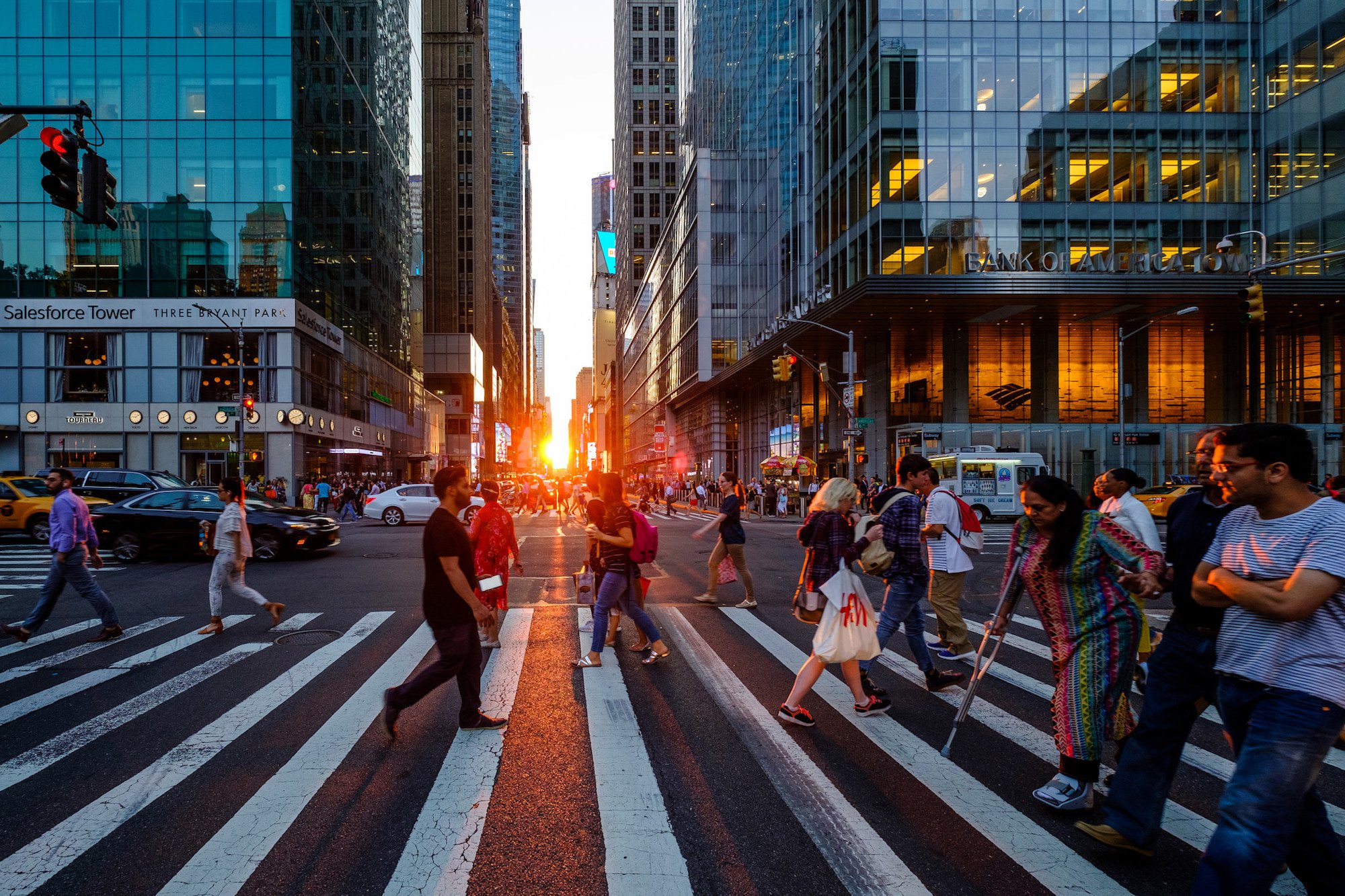 Manhattanhenge – Viermal im Jahr scheint das Licht der untergehenden Sonne in nahezu gerader Linie durch die Häuserschluchten der Straßen