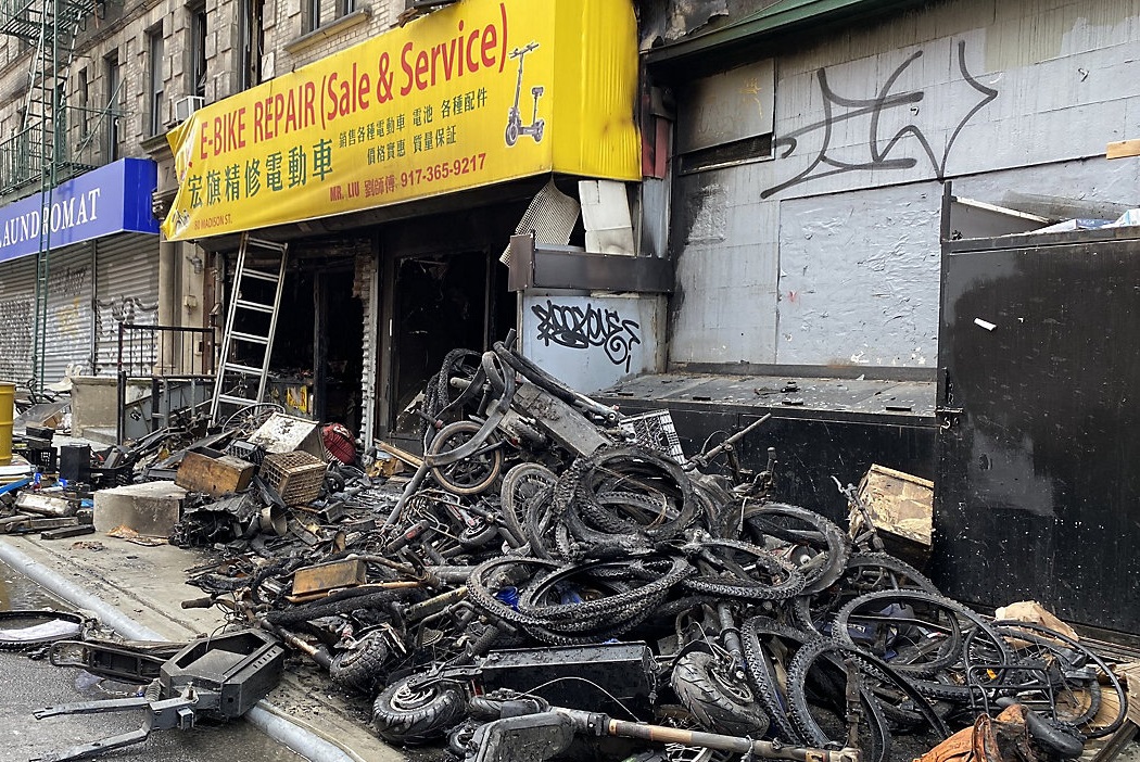 Vier Tote nach Ausbruch eines Feuers in einem E-Bike-Laden in Chinatown – wahrscheinlich durch Batterien verursacht