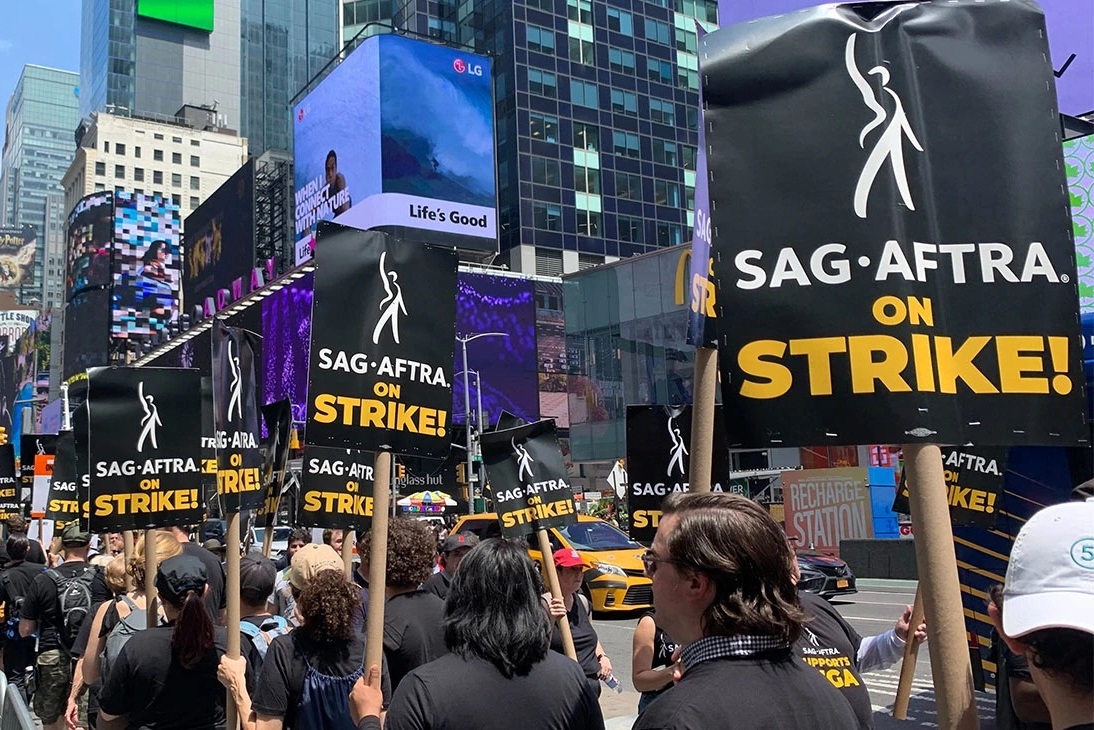 Streikende Schauspieler demonstrieren auf dem Times Square