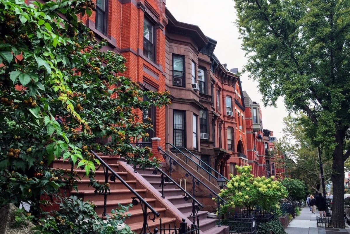 Brownstones – Hintergründe zu den ikonischen New Yorker Stadthäusern