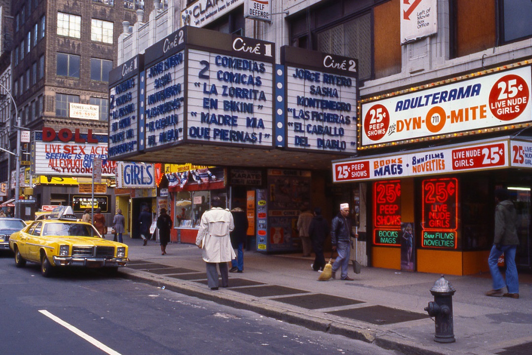 Peep Shows, Pornokinos, Sexshops – Fotografin Maggie Hopp fängt den Times Square der frühen 1980er Jahre ein