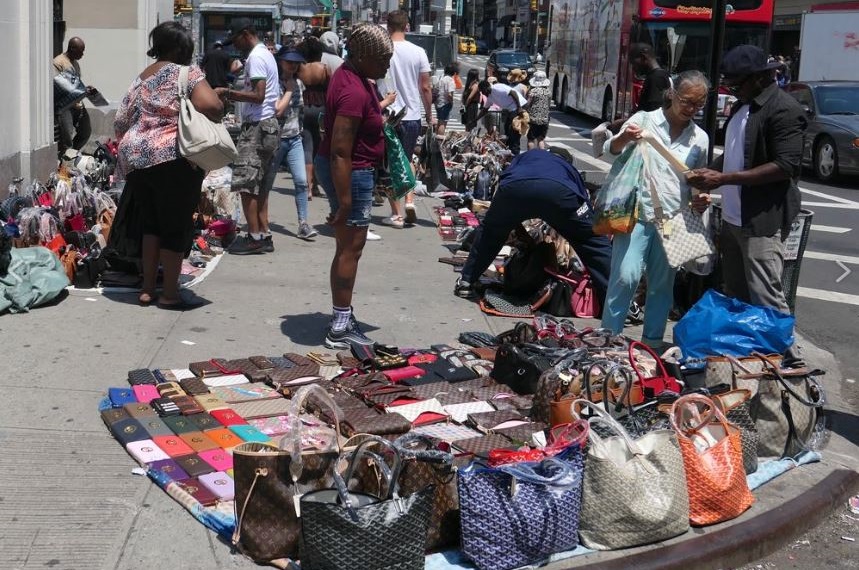 Handel mit gefälschten Luxusartikeln – Große Razzia in Chinatown, Waren in Millionenwert konfisziert