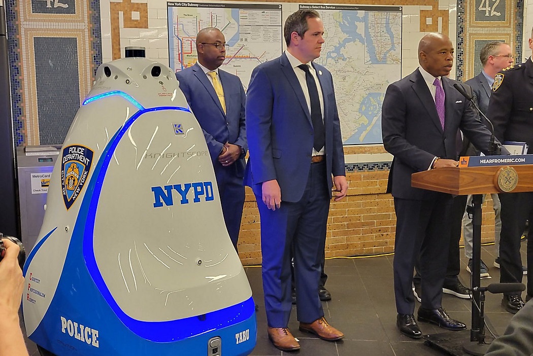 Neuer Zugang beim NY Police Department – Roboter patrouilliert ab sofort U-Bahn Station Times Square