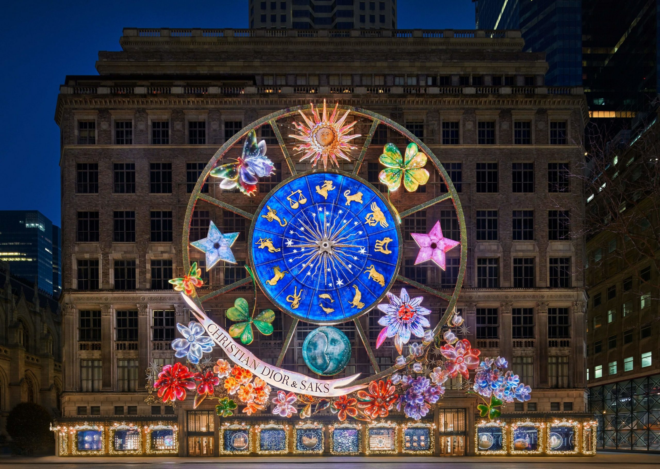 Spektakuläre Festtagsdeko beim Luxuskaufhaus Saks 5th Avenue – Bronzerad bedeckt ganzes Gebäude
