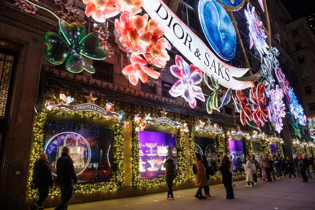 Liebgewonnene Tradition: Weihnachtsdeko der Geschäfte rund um die 5th Avenue – Das gibt es dieses Jahr zu sehen