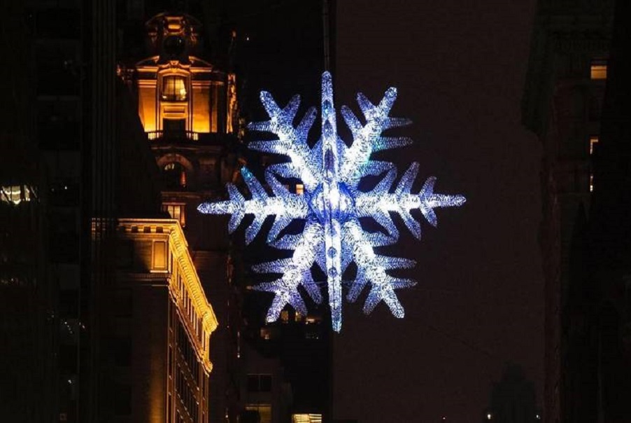 Die riesige Schneeflocke über der 5th Avenue strahlt schöner als je zuvor