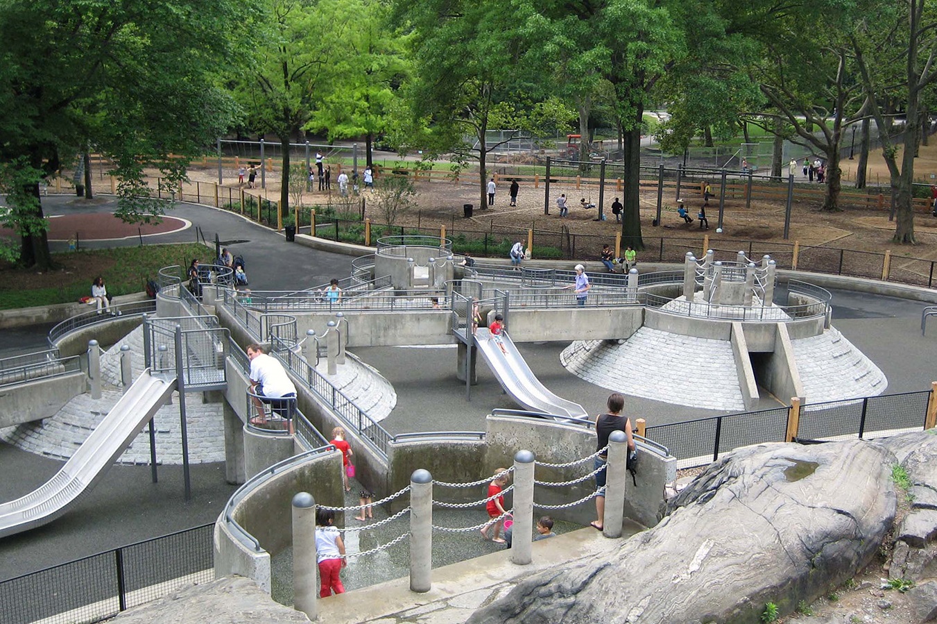 Leiche eines 37-Jährigen mit Schnittverletzungen und Stichen auf Spielplatz im Central Park aufgefunden