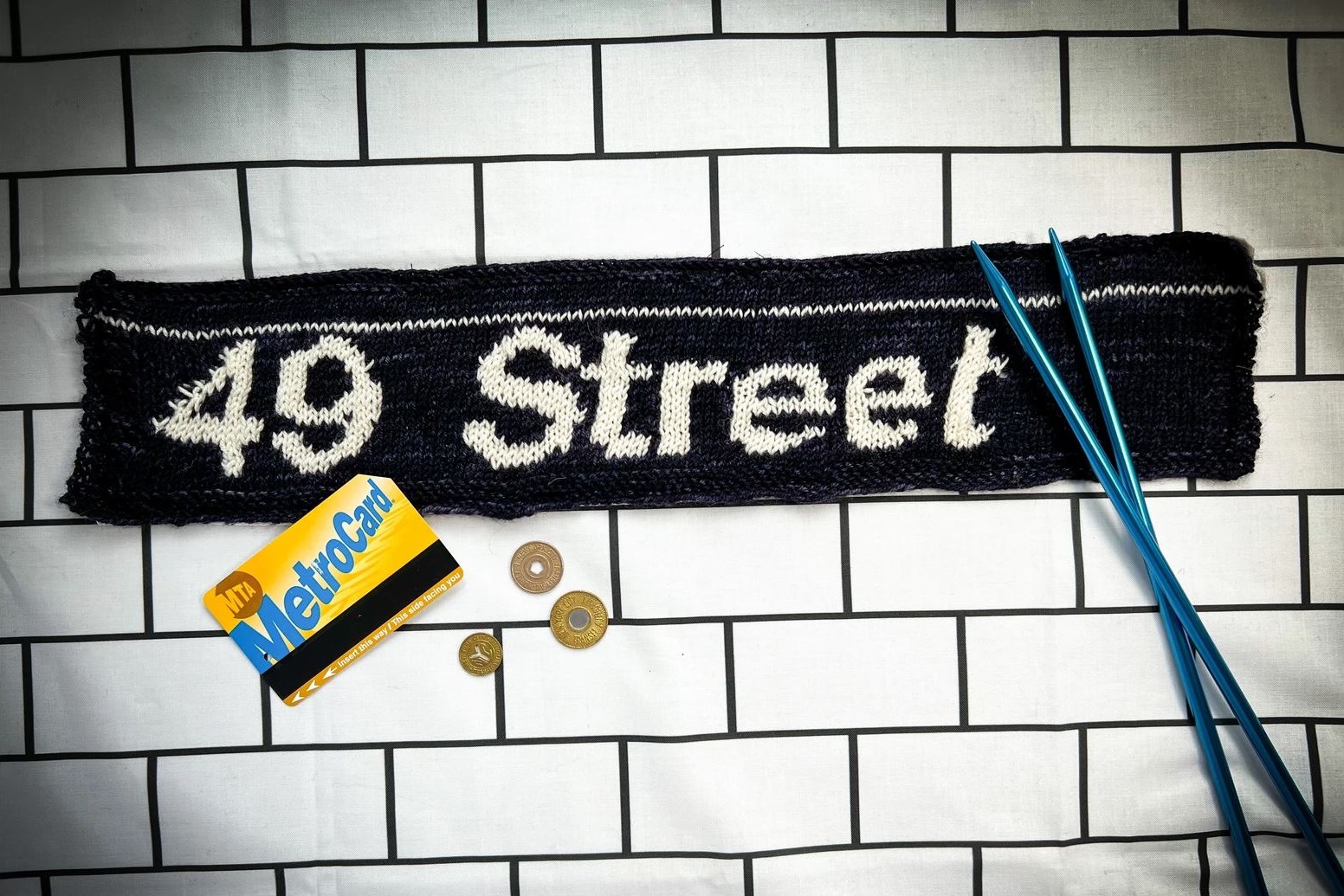Zwei Frauen stricken, häkeln, quilten und nähen Motive aus der New Yorker U-Bahn