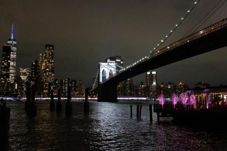 Türme der Brooklyn Bridge zum ersten Mal seit 1983 festlich erleuchtet – Intensive Reinigungsarbeiten bringen ursprüngliche Farbe zum Vorschein