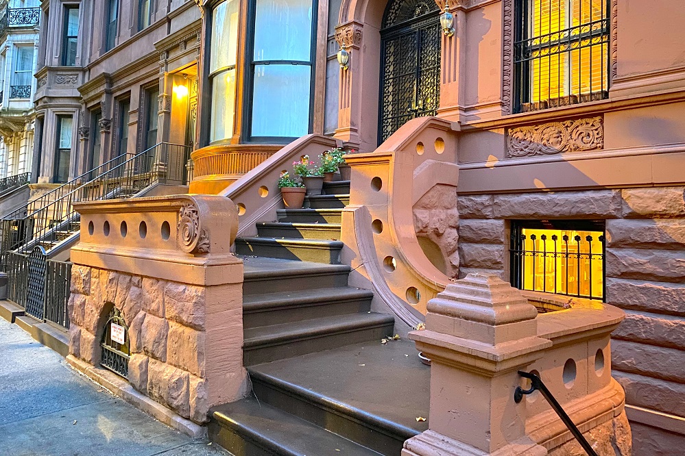 Warum gibt es die ikonischen Treppenaufgänge vor New Yorker Stadthäusern, die im 19. Jahrhundert gebaut wurden?